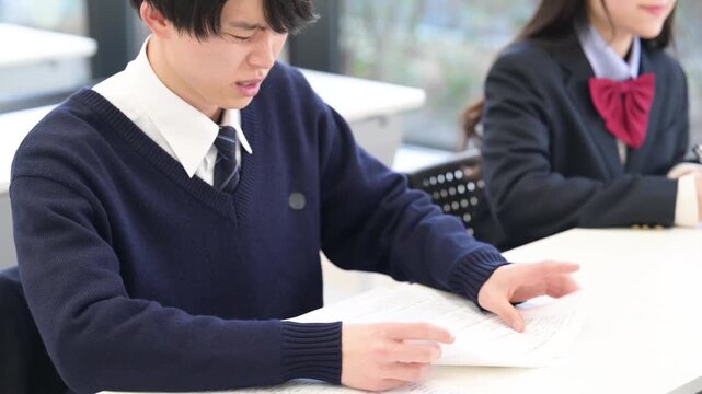 受験勉強や学習が難しくて悩む男子高生　テスト全然わからない&hellip;	動画　ヤバイ&hellip;わからない(英語プリントのプロパティリリースあり）