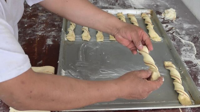 ROLLING FRITTER BREAD WITH CHOCOLATE