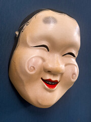 青背景に飾られた日本の能面