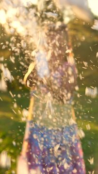 ni&ntilde;a peque&ntilde;a divertida sonriente y feliz lanzando espuma con una lata de espuma jugando divertida y disfrutando de un hermoso dia al aire  libre en un parque infantil 