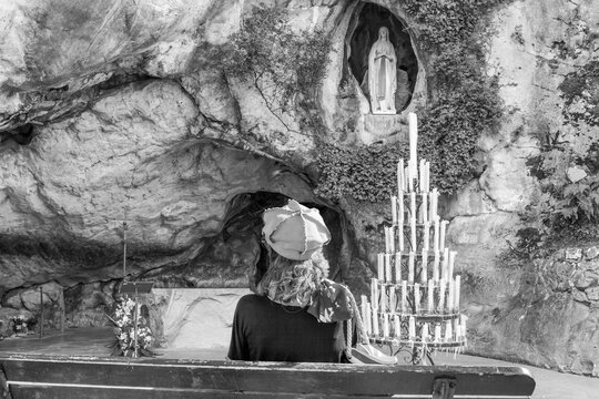 P&eacute;nitente &agrave; Lourdes