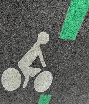 Anamorphose de cycliste sur asphalte 