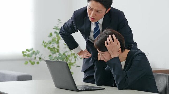 落ち込む女性ビジネスパーソンを慰める男性ビジネスパーソン