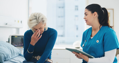 Obraz premium Nurse, tablet and sad senior woman with results in clinic for cancer diagnosis, bad news and support. Retirement health, professional and elderly patient crying on hospital bed for terminal illness