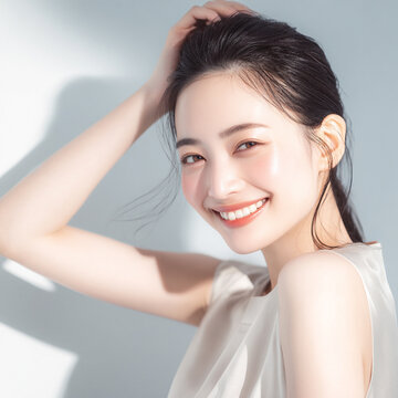 白い歯と美しい肌の笑顔の女性。美容、スキンケア、オーラルケア用素材。