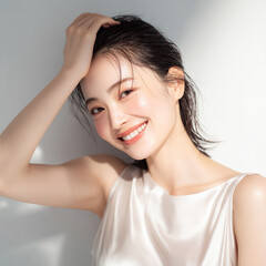 Fototapeta premium 白い歯と美しい肌の笑顔の女性。美容、スキンケア、オーラルケア用素材。