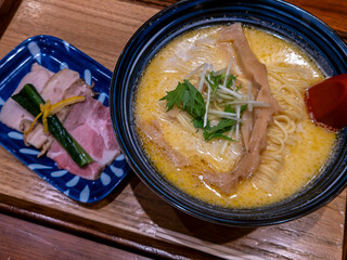 おしゃれな鶏白湯ラーメン　日本の麺料理