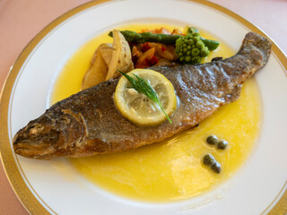 ニジマスのムニエル　洋食　レストラン