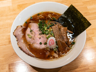醤油ラーメン　日本の麺料理　新潟
