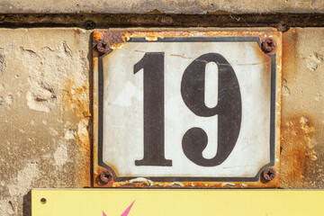 Altes Hausnummernschild Nr. 19 auf Hauswand, Deutschland