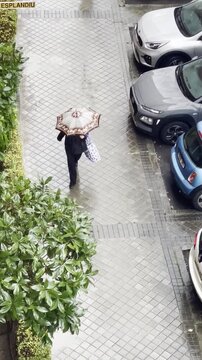 Paraguas bajo la lluvia por acera perspectiva a&eacute;rea 