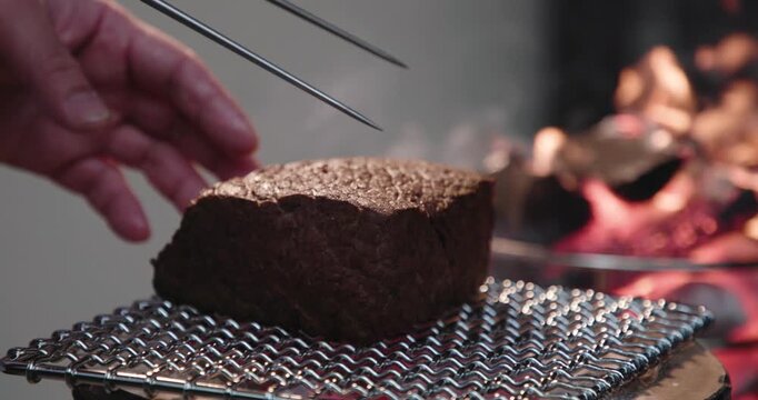 炭焼き・網焼きで牛肉のブロックステーキを炭火の直火でを焼く　バーベキュー料理・肉料理・炎　アウトドア
