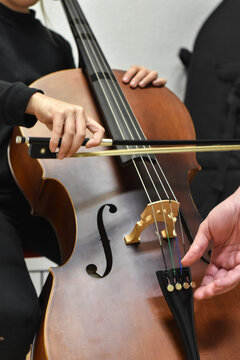 dando clases de violonchelo