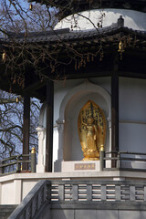 friedenspagode mit buddha statue