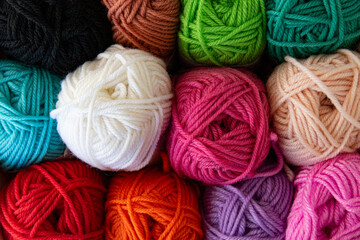 Pelotes de laine multicolores rangées, vue du dessus © Johanna