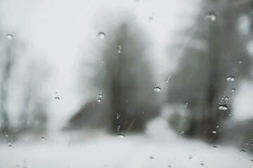  Abstraktes Motiv mit Wassertropfenmuster vor Schneelandschaft mit Wiese, B&auml;umen und Scheune vor Himmel auf dem Land bei Nebel, Eis, Frost, Sturm und Schnee am Nachmittag im Winter