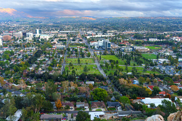 Obraz premium Panoramic Aerial View of Riverside California Urban Landscape and Memorial Park