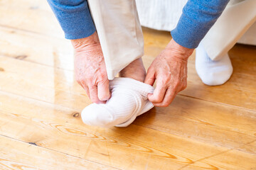 靴下を履く男性
