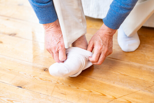 靴下を履く男性
