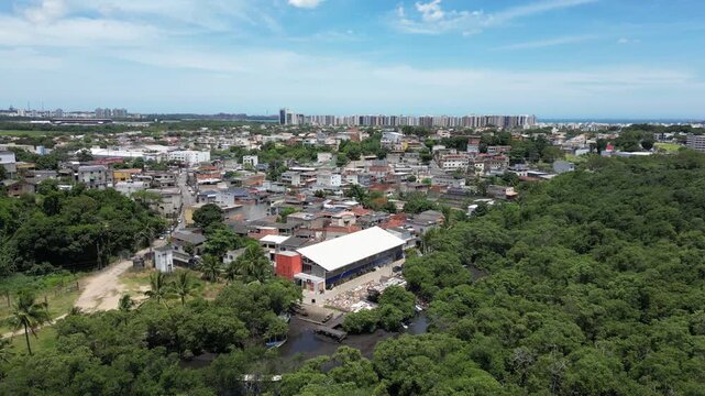 imagem a&eacute;rea da Associa&ccedil;&atilde;o das Paneleiras de Goiabeiras com a cidade de Vit&oacute;ria ao fundo. Local de fabrica&ccedil;&atilde;o da t&iacute;pica panela de barro usada para preparar a famosa moqueca capixaba.
