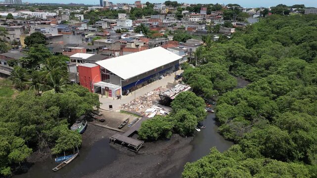 imagem a&eacute;rea da Associa&ccedil;&atilde;o das Paneleiras de Goiabeiras com a cidade de Vit&oacute;ria ao fundo. Local de fabrica&ccedil;&atilde;o da t&iacute;pica panela de barro usada para preparar a famosa moqueca capixaba.