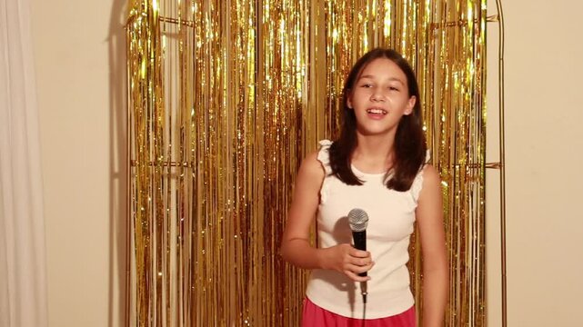 Menina cantando com microfone em festa 
