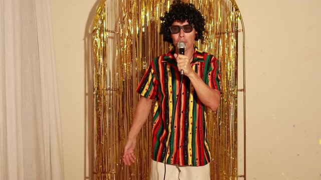 homem cantando samba em festa de carnaval 