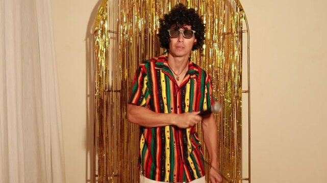homem cantando samba em festa de carnaval 