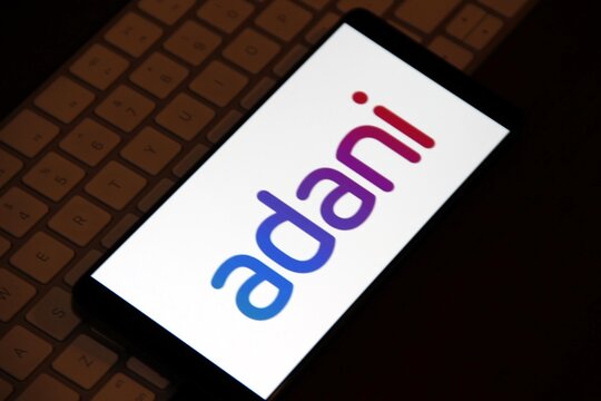 Grupo Adani - Lierado pelo bilion&aacute;rio Gautam Adani, &eacute; um enorme conglomerado multinacional com sede na &Iacute;ndia, atuando em infraestrutura, energia (renov&aacute;vel e carv&atilde;o), portos e log&iacute;stica. 