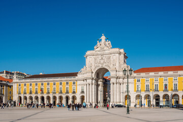 Obraz premium Rua Augusta Arch (Arco da Rua Augusta) and the historic Commerce Square (Praça do Comércio) in Lisbon, Portugal, a premier symbol of the city's 18th-century reconstruction.