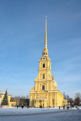 Obraz premium The bell tower of the Peter and Paul Cathedral on the territory of the fortress. Winter morning in the historical center of St. Petersburg, Russia (vertical)