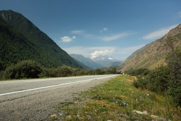 Obraz premium Winding to mountain peaks. Beautiful mountain landscape.