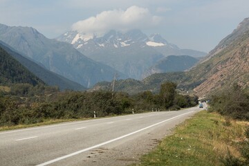 Obraz premium Winding to mountain peaks. Beautiful mountain landscape.