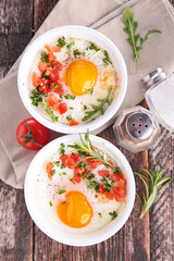 eggs en cocotte baked with cream and tomatoes
