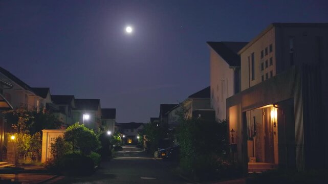 夜の静かな住宅街の家並み