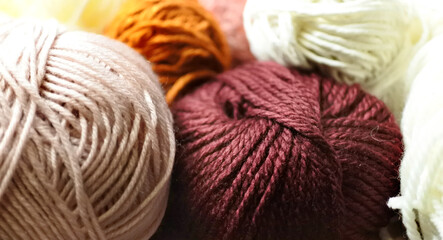 様々な色の毛糸玉　編み物　ウール