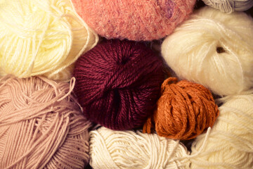 様々な色の毛糸玉　編み物　ウール