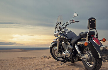 Obraz premium A motorcycle rests beneath a vibrant sunset sky, evoking freedom, adventure, and independence, symbolizing open roads, personal journeys, and the endless desire to explore new horizons.