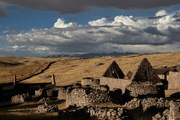 The stone masonry of Kanamarca stands as a testament to Inca architectural genius, set against the striking blue skies of Cusco.A window into the past, preserved in the high-altitude landscape of Peru © Beto Santillan