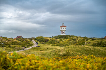 Landschaft mit D&uuml;nen und Wasserturm auf der Insel Langeoog