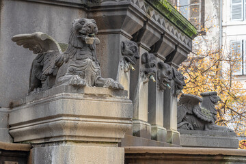 Obraz premium Clermont-Ferrand, France - 10 24 2025: Detail view of Griffin a legendary mythical hybrid creature sculpted on the Urban II Fountain's pedestal in Place de la Victoire