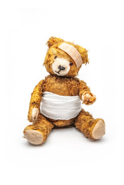 alter Teddyb&auml;r mit Wundverband und Heftpflaster