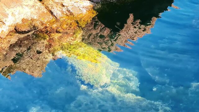 Une mer d'un bleu turquoise &eacute;clatant, miroitant sous les rayons du soleil.