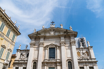 Obraz premium The beautiful facade of the athedral of Mantua, Italy, under a bright blue sky.