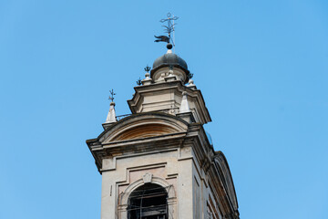 Obraz premium The top of a historic building in Sabbioneta, Italy, against a clear blue sky.