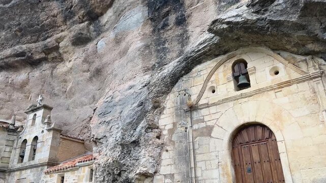 Paneo en primer plano de la ermita de San Bernab&eacute; en Ojo Guare&ntilde;a