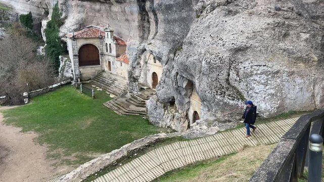 Hombre caminando por el sendero hacia la ermita de San Bernab&eacute; en Ojo Guare&ntilde;a