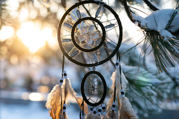 Naklejka premium Dreamcatcher amulet outdoor, boho. American native amulet on sunset. Winter