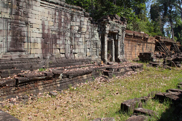 Obraz premium ancient ruined hindu and buddhist khmer temple (preah khan) in angkor in siem reap in cambodia