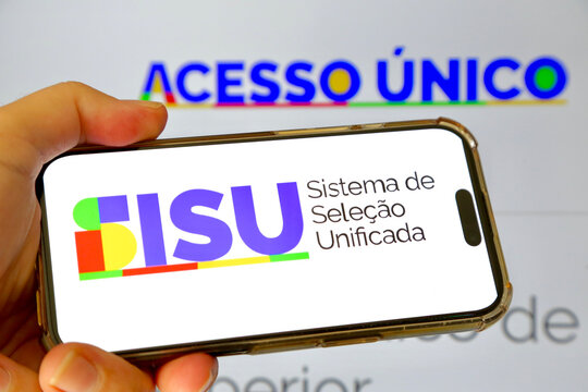 Estudante acessando o aplicativo SISU na tela do celular, simbolizando oportunidade, educa&ccedil;&atilde;o, ingresso no ensino superior e futuro profissional.